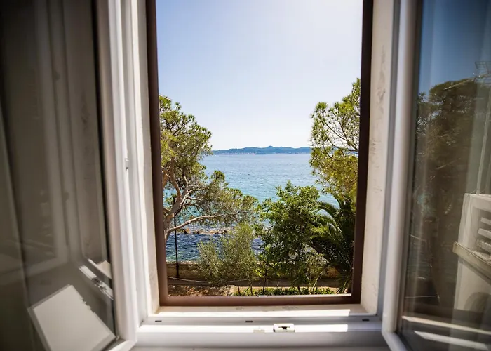 Center - Directly On The Sea